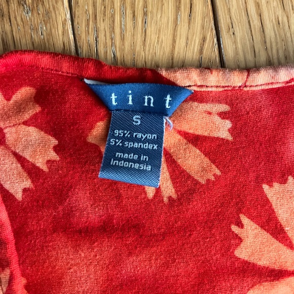 TINT burnt orange sleeveless floral crossover top, rayon & spandex size small - Picture 3 of 4